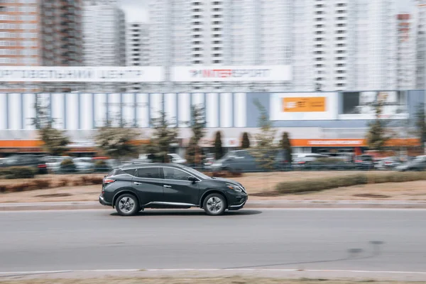 우크라이나 Kyiv 2021 Gray Nissan Murano Car Moving Street — 스톡 사진