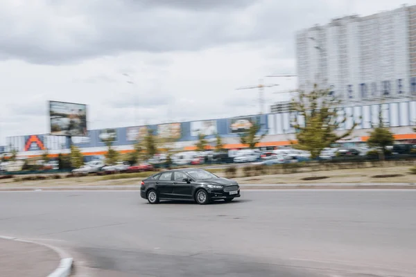 Ukrayna Kyiv Mayıs 2021 Siyah Ford Mondeo Arabası Sokakta Hareket — Stok fotoğraf