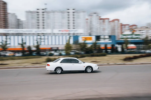 Ukraine Kiew Mai 2021 Das Weiße Auto Mazda 626 Bewegt — Stockfoto