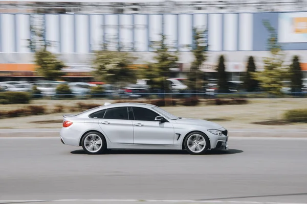 Ukrajna Kijev Május 2021 Fehér Bmw Sorozat Autó Mozog Utcán — Stock Fotó