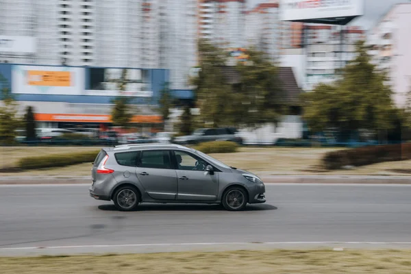 Ukrayna Kyiv Mayıs 2021 Silver Renault Scenic Arabası Sokakta Hareket — Stok fotoğraf