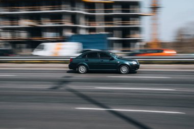 Ukrayna, Kyiv - 29 Nisan 2021: Yeşil Chevrolet Lacetti arabası yolda ilerliyor. 