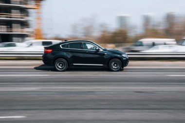 Ukrayna, Kyiv - 29 Nisan 2021: Siyah BMW X6 aracı yolda ilerliyor.  