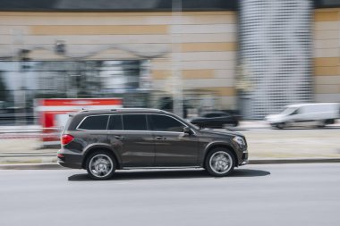 Ukrayna, Kyiv - 16 Mayıs 2021: Caddede ilerleyen kahverengi Mercedes-Benz GL-klasse arabası. Yazı