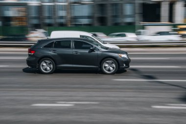 Ukrayna, Kyiv - 29 Nisan 2021: Gri Toyota Venza arabası yolda ilerliyor. 