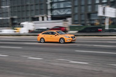 Ukrayna, Kyiv - 29 Nisan 2021: Orange Hyundai Sonata arabası yolda ilerliyor.  
