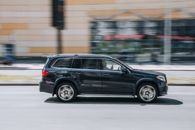 Ukrayna, Kyiv - 16 Mayıs 2021: Siyah Mercedes-Benz GLS-klasse arabası sokakta hareket ediyor. Yazı