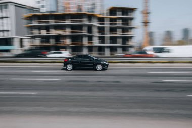 Ukrayna, Kyiv - 29 Nisan 2021: Siyah Peugeot 206 aracı yolda ilerliyor.  