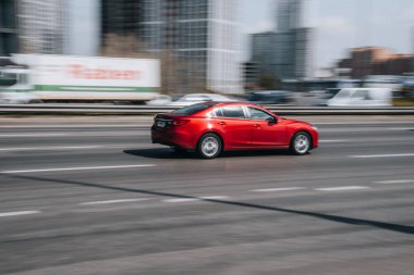 Ukrayna, Kyiv - 29 Nisan 2021: Kırmızı MAZDA 6 aracı yolda ilerliyor.  