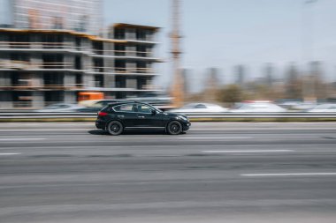 Ukrayna, Kyiv - 29 Nisan 2021: Siyah Infiniti QX50 aracı sokakta hareket ediyor.  