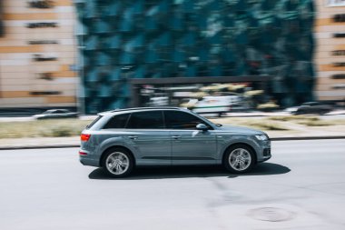 Ukrayna, Kyiv - 16 Mayıs 2021: Açık Mavi Audi Q7 arabası sokakta hareket ediyor. Yazı