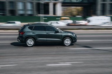 Ukrayna, Kyiv - 29 Nisan 2021: Gri koltuklu Ateca arabası caddede ilerliyor.  