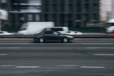 Ukrayna, Kyiv - 29 Nisan 2021: Siyah Toyota Camry arabası sokakta hareket ediyor.  