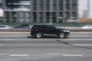 Ukrayna, Kyiv - 29 Nisan 2021: Siyah Mitsubishi Yabancı aracı yolda ilerliyor.  