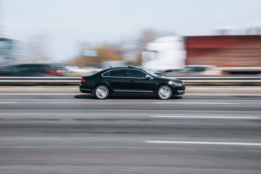 Ukrayna, Kyiv - 29 Nisan 2021: Siyah Volkswagen Passat aracı sokakta hareket ediyor.  