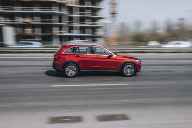 Ukrayna, Kyiv - 29 Nisan 2021: Kırmızı Mercedes-Benz GLC arabası yolda ilerliyor. 