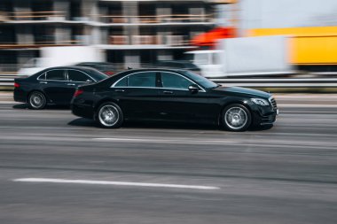 Ukrayna, Kyiv - 29 Nisan 2021: Siyah Mercedes-Benz S-klasse arabası yolda ilerliyor. 