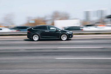 Ukrayna, Kyiv - 29 Nisan 2021: Siyah TESLA Model X aracı yolda ilerliyor.  