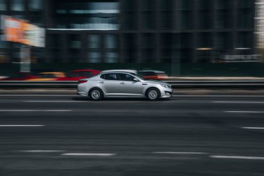 Ukrayna, Kyiv - 29 Nisan 2021: Gümüş rengi KIA Optima arabası sokakta hareket ediyor. 