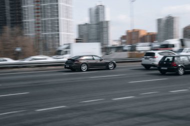 Ukrayna, Kyiv - 29 Nisan 2021: Kahverengi Porsche Panamera arabası yolda ilerliyor.  