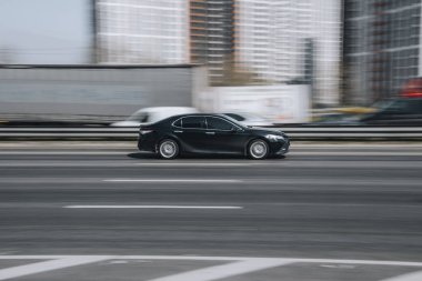 Ukrayna, Kyiv - 29 Nisan 2021: Siyah Toyota Camry arabası sokakta hareket ediyor.  