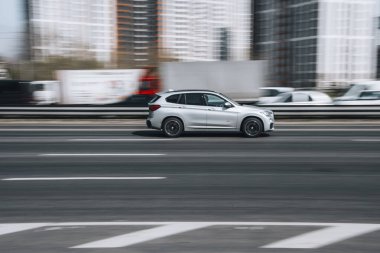 Ukrayna, Kyiv - 29 Nisan 2021: Beyaz BMW X1 aracı yolda ilerliyor.  