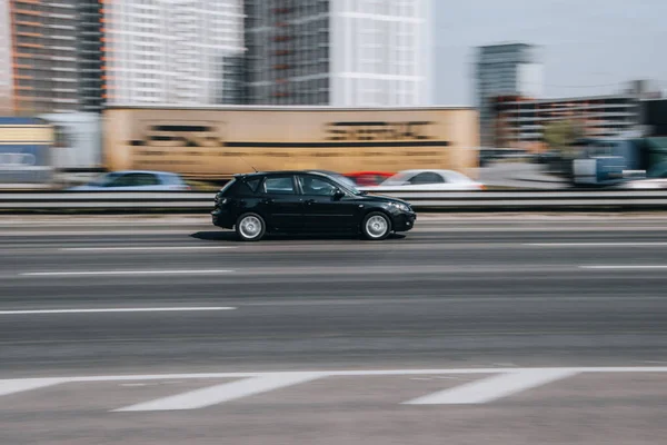 Ukrajina Kyjev Dubna 2021 Černý Mazda Auto Pohybující Ulici Editorial — Stock fotografie