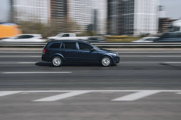 Украина Киев Апреля 2021 Года Автомобиль Blue Opel Astra Движется — стоковое фото