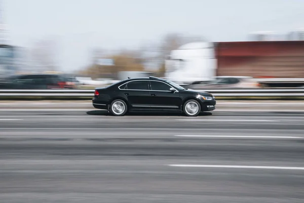 우크라 Kyiv 2021 Black Volkswagen Passat Car Moving Street — 스톡 사진