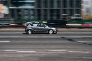 Ukrayna, Kyiv - 29 Nisan 2021: Gri Hyundai i30 aracı sokakta hareket ediyor.  