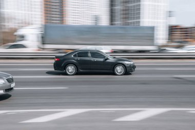 Ukrayna, Kyiv - 29 Nisan 2021: Siyah Honda Accord arabası yolda ilerliyor.  