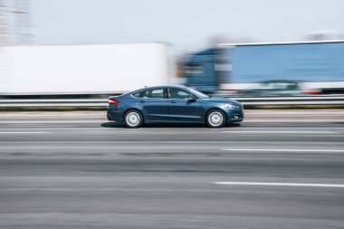 Ukrayna, Kyiv - 29 Nisan 2021: Mavi Ford Fusion (Kuzey Amerika) aracı yolda ilerliyor. 
