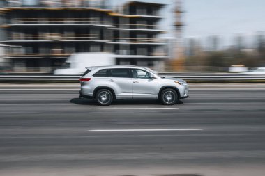 Ukrayna, Kyiv - 29 Nisan 2021: Gümüş renkli Toyota Highlander arabası yolda ilerliyor. 