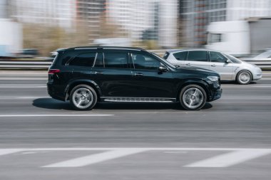 Ukrayna, Kyiv - 29 Nisan 2021: Siyah Infiniti QX56 aracı yolda ilerliyor.  