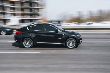 Ukrayna, Kyiv - 29 Nisan 2021: Siyah BMW X6 aracı yolda ilerliyor. 