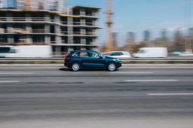 Ukrayna, Kyiv - 29 Nisan 2021: Mavi Porsche Cayenne arabası yolda ilerliyor.  