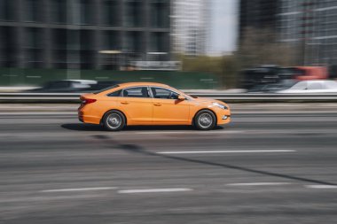 Ukrayna, Kyiv - 29 Nisan 2021: Orange Hyundai Sonata arabası yolda ilerliyor.  