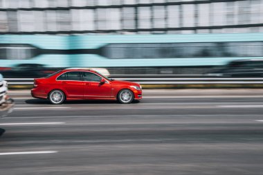 Ukrayna, Kyiv - 29 Nisan 2021: Kırmızı Mercedes-Benz C-klasse arabası yolda ilerliyor.  