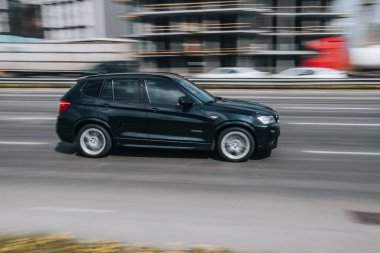 Ukrayna, Kyiv - 29 Nisan 2021: Siyah BMW X3 aracı yolda ilerliyor.  