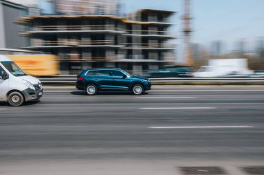 Ukrayna, Kyiv - 29 Nisan 2021: Mavi Skoda Kodiaq aracı yolda ilerliyor.  