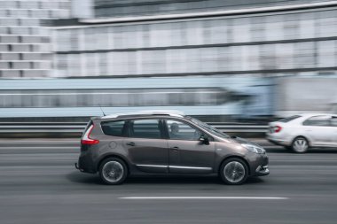 Ukrayna, Kyiv - 29 Nisan 2021: Kahverengi Renault Scenic arabası sokakta hareket ediyor.  