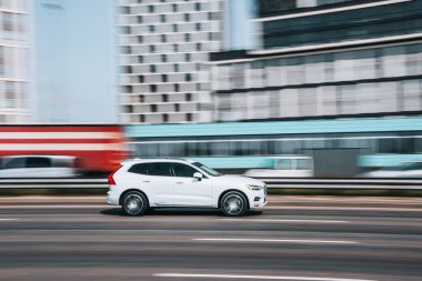 Ukrayna, Kyiv - 29 Nisan 2021: Beyaz Volvo XC60 aracı sokakta hareket ediyor. 