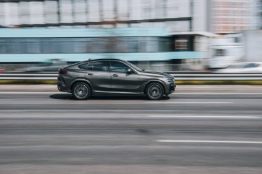 Ukrayna, Kyiv - 29 Nisan 2021: Siyah BMW X6 aracı yolda ilerliyor.  