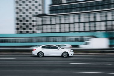 Ukrayna, Kyiv - 29 Nisan 2021: Beyaz Honda Accord arabası yolda ilerliyor.  