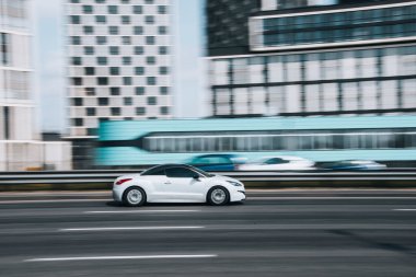 Ukrayna, Kyiv - 29 Nisan 2021: Beyaz Peugeot RCZ aracı yolda ilerliyor.  