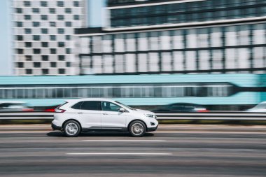 Ukrayna, Kyiv - 29 Nisan 2021: Beyaz Ford Edge arabası caddede ilerliyor.  