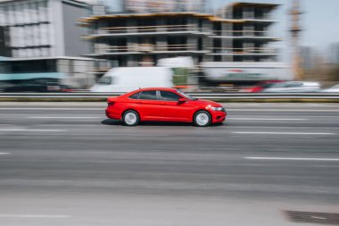 Ukrayna, Kyiv - 29 Nisan 2021: Kırmızı Volkswagen Jetta arabası yolda ilerliyor.  