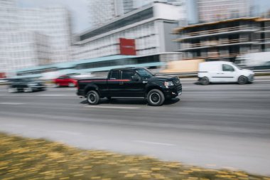 Ukrayna, Kyiv - 29 Nisan 2021: Siyah Ford F-150 aracı yolda ilerliyor.  