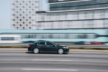 Ukrayna, Kyiv - 29 Nisan 2021: Siyah Honda Accord arabası yolda ilerliyor.  