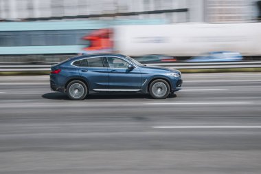 Ukrayna, Kyiv - 29 Nisan 2021: Mavi BMW X4 aracı yolda ilerliyor. 